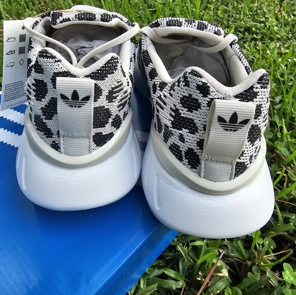 New Adidas Originals Swift Run 22 Size 7.5 In Talc/Black/White Low Top Sneakers - Picture 6 of 9